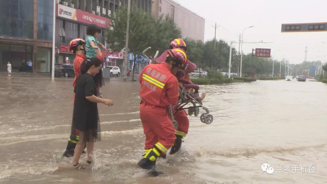 县消防救援站积极开展积水路段巡逻工作