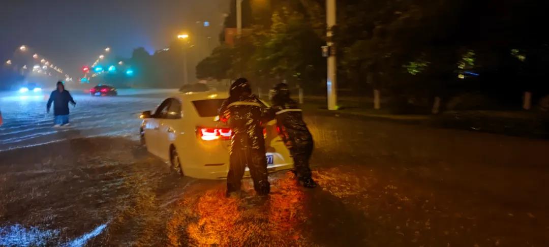 暴雨侵袭！兰考交警昼夜护航 疏堵保畅