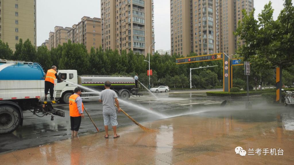 雨中雨后环卫工人加紧清扫 守护城市清洁